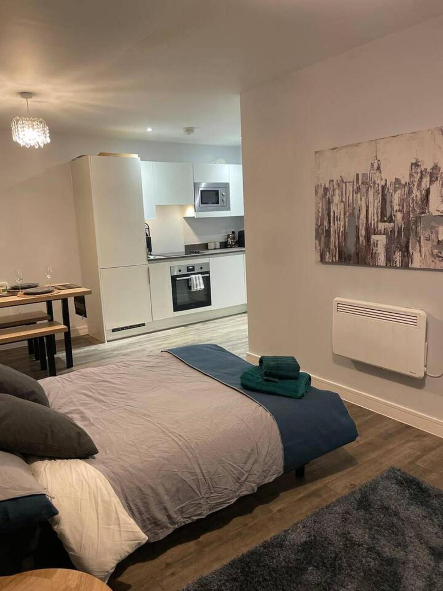 Stylish Retreat - Sleeps 6 Terrace-2bedroom-petsok * Birmingham