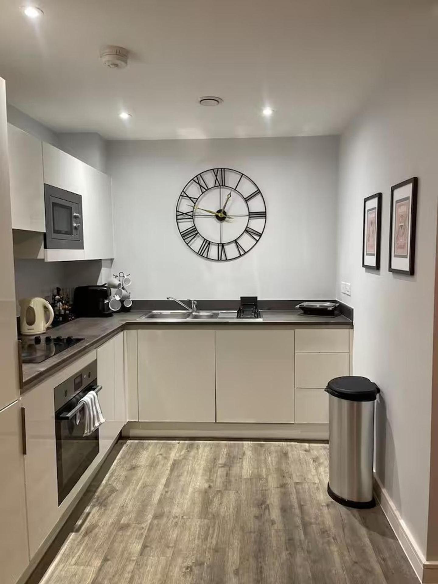 Stylish Retreat - Sleeps 6 Terrace-2bedroom-petsok Apartment Birmingham