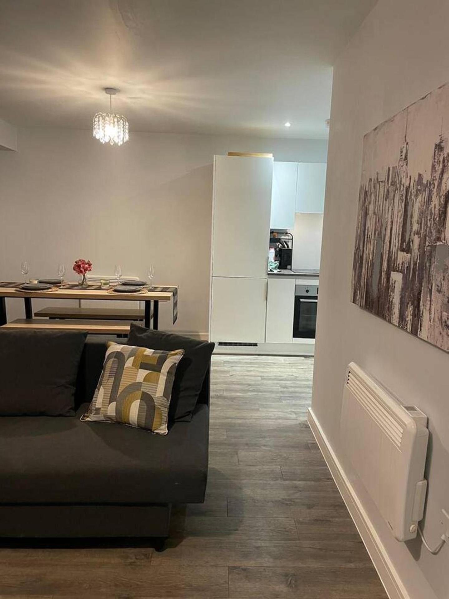 Stylish Retreat - Sleeps 6 Terrace-2bedroom-petsok Apartment Birmingham