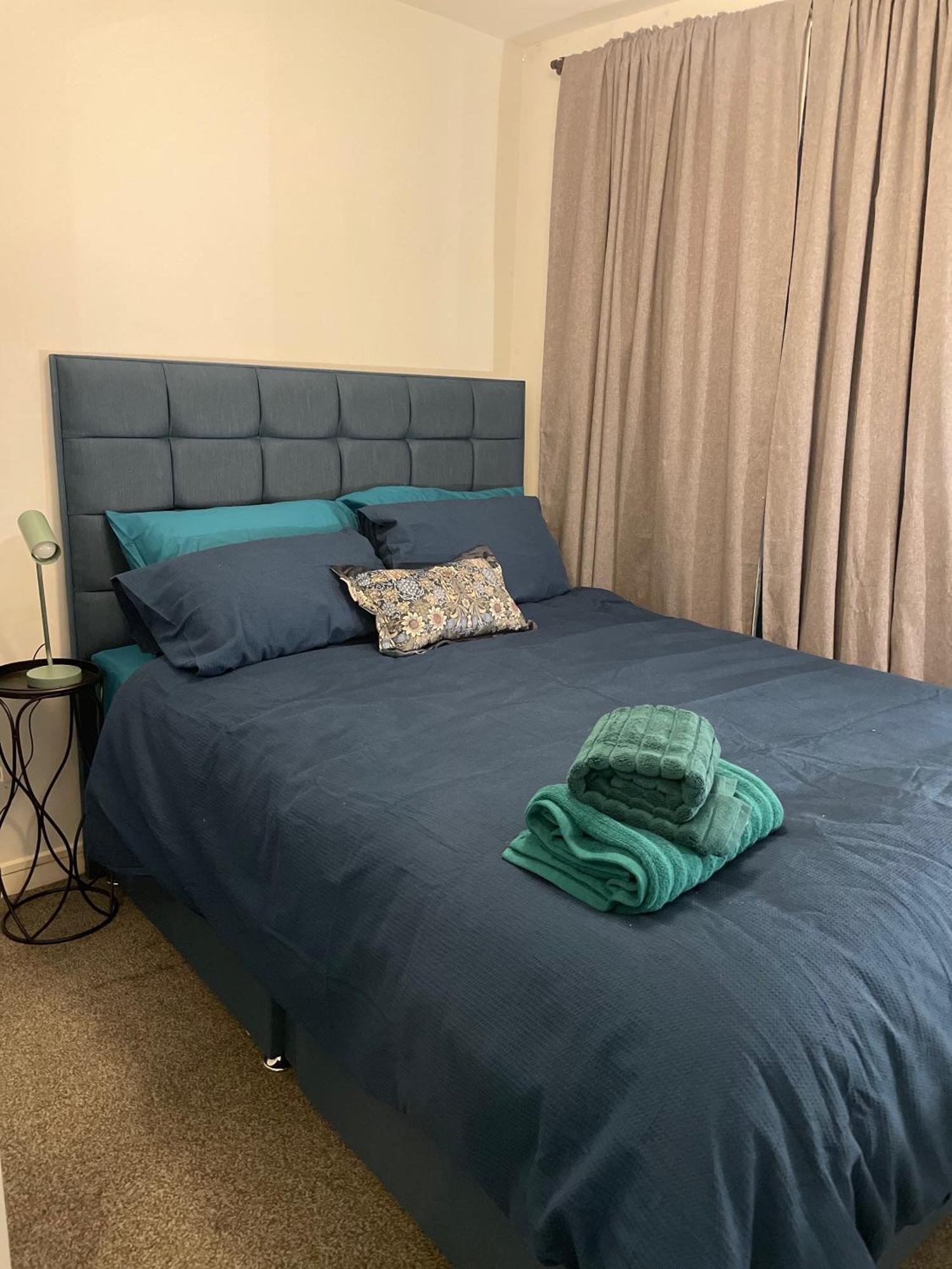 Stylish Retreat - Sleeps 6 Terrace-2bedroom-petsok Apartment Birmingham