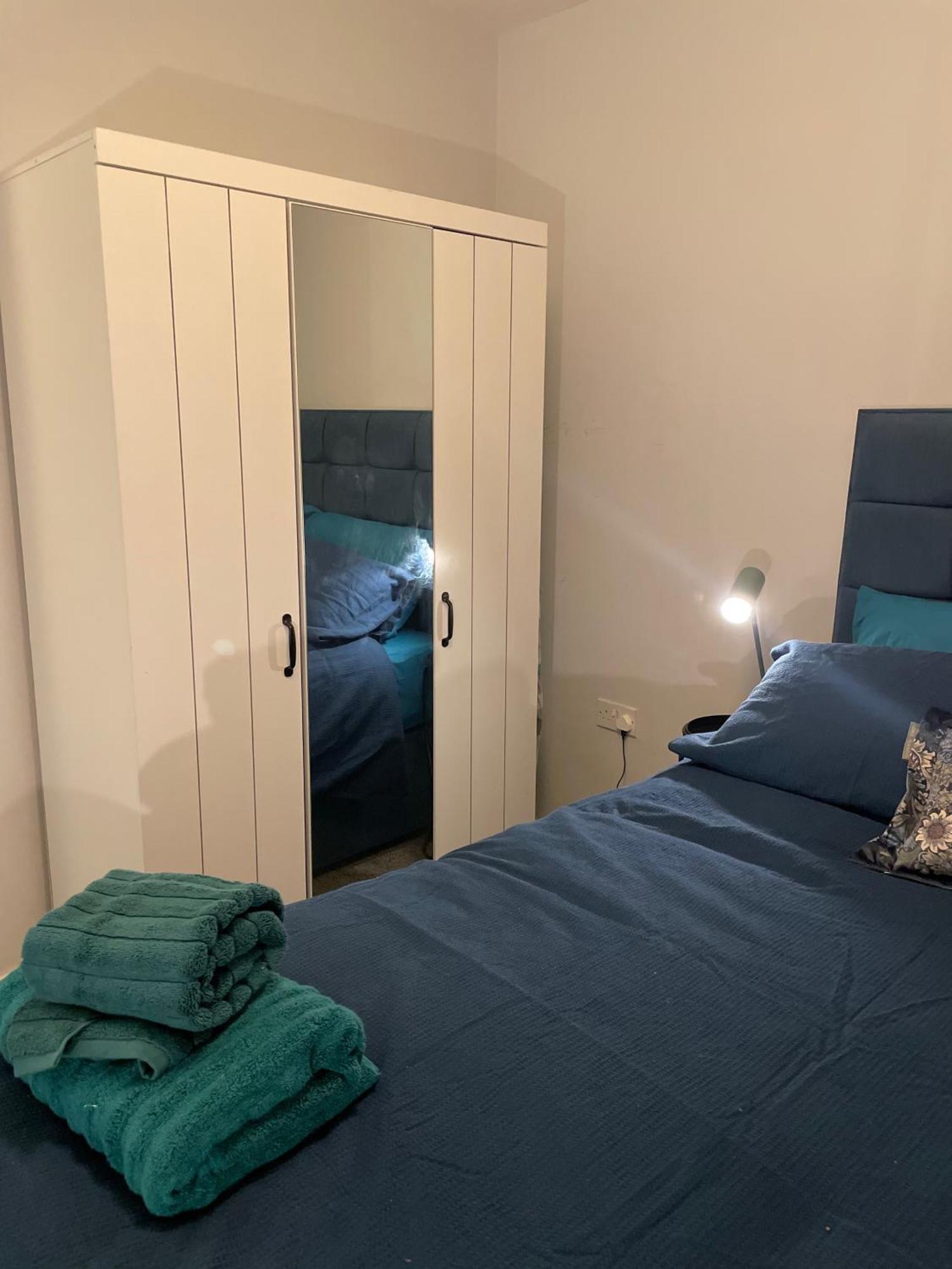 Stylish Retreat - Sleeps 6 Terrace-2bedroom-petsok Apartment Birmingham